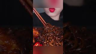 EATING NOODLES WITH CHICKEN CHILLI #mukbang #chicken #noodles #fyp