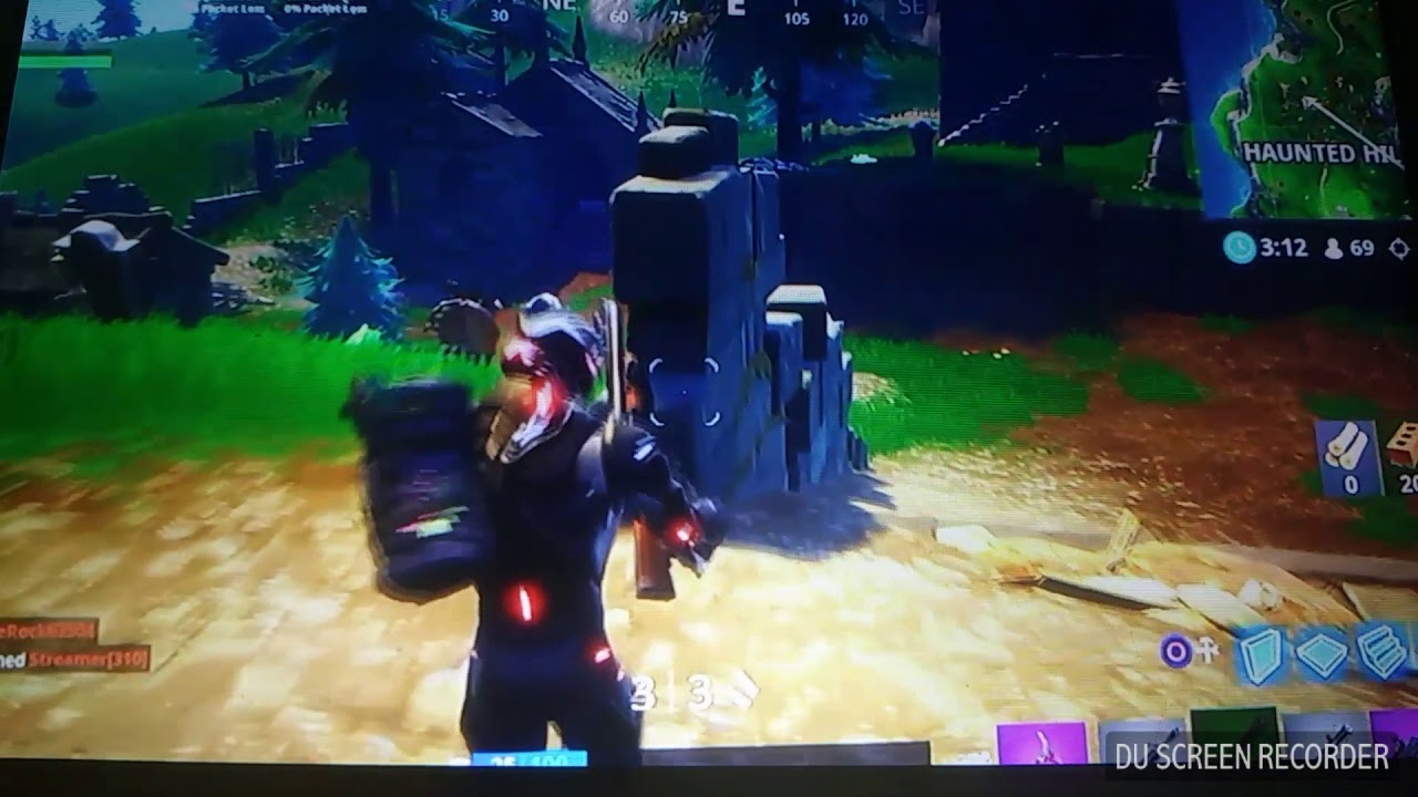 Dee dumbass playing fortnite