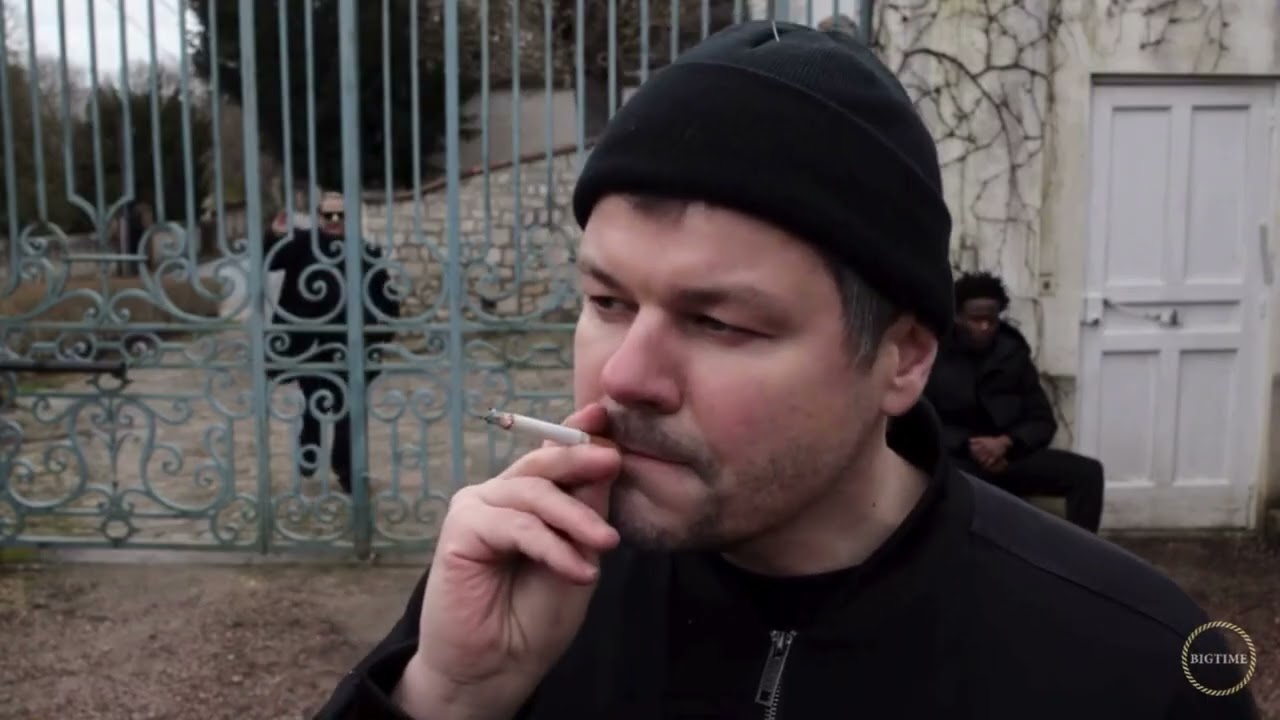 Viacheslav Kornichenko dans le rôle d'Adam dans le film « Last Kiss in Paris »