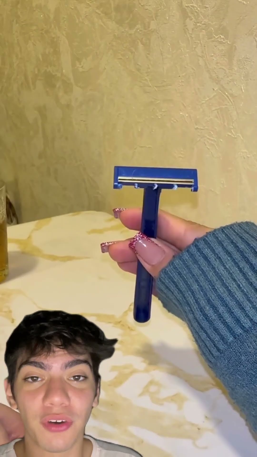? Use gilete velha pra remover bolinhas das roupas! Simples, prático e sem gastar nada!