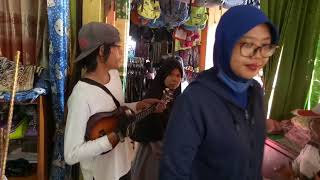 Pengamen kreatif pasar kuta bumi