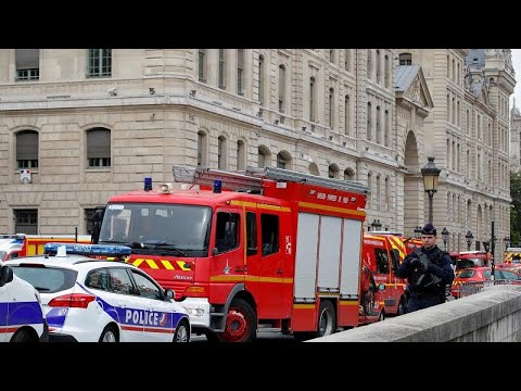 Четверо полицейских убиты при нападении в префектуре Парижа…