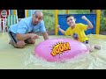 LUCAS E PAPAI BRINCAM com BALÃO GIGANTE DE ÁGUA e com FUTEBOL DE SPINNER