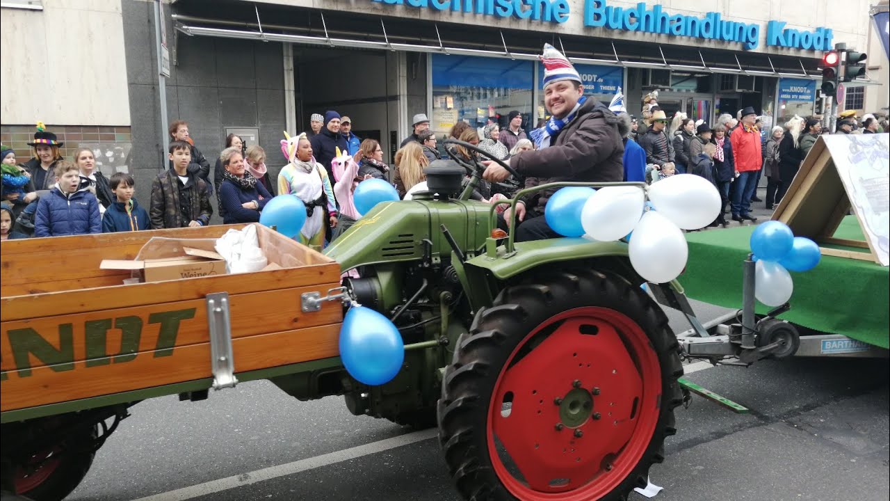 Traktoren und Oldtimer Traktoren beim Faschingzug Würzburg der größte Faschingzug in Süddeutschland