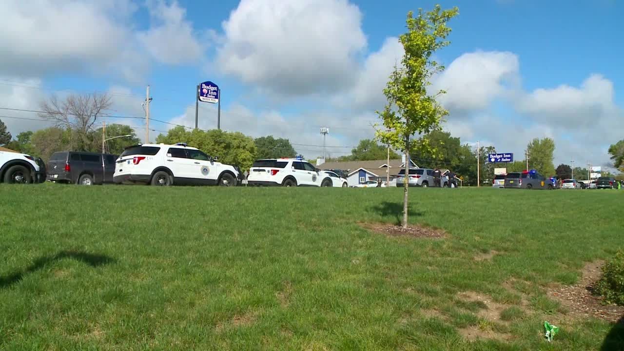 Update: Man in custody after 4-hour standoff at Des Moines motel - YouTube