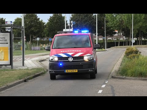 Brandweer en ambulancedienst met spoed naar een natuurbrand op de Brunssummerheide