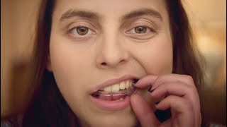 目覚まし代わりの自己啓発CDから始まるモリーの朝／映画『ブックスマート 卒業前夜のパーティーデビュー』本編冒頭映像