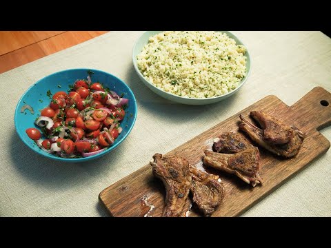 Chuletas de cordero especiado con cuscús y ensalada