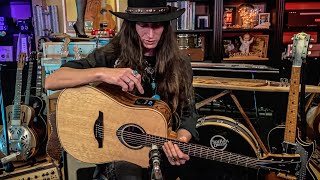 Video voorbeeld van "The Most HIGH-TECH Acoustic Guitar I've Ever Played!"