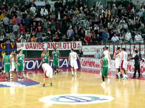 Basket - Serie A 2009-2010 - 22a giornata, 7a di ritorno Benjamin Eze, doppia esibizione: prima in una protesta viva che gli fa "rischiare" il tecnico (ma le spiegazioni le trovate nel video), poi esegue un'assai piÃ¹ regolare stoppata su Rodrigo De La Fuente, lanciando il contropiede con cui Terrell McIntyre serve Henry Domercant, che subisce fallo da Ibby Jaaber.