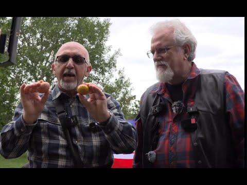 Francesco from Italy compares the Bible & the Qur'an with 2 eggs, one full, one empty!