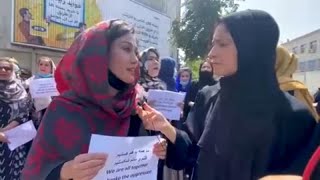 Fières et sans peur, des femmes afghanes marchent dans Kaboul pour le respect de leurs droits