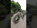 LA BICICLETA DE LLANTAS DE TRACTOR