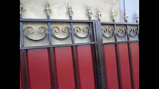видео Ворота из профнастила с элементами ковки