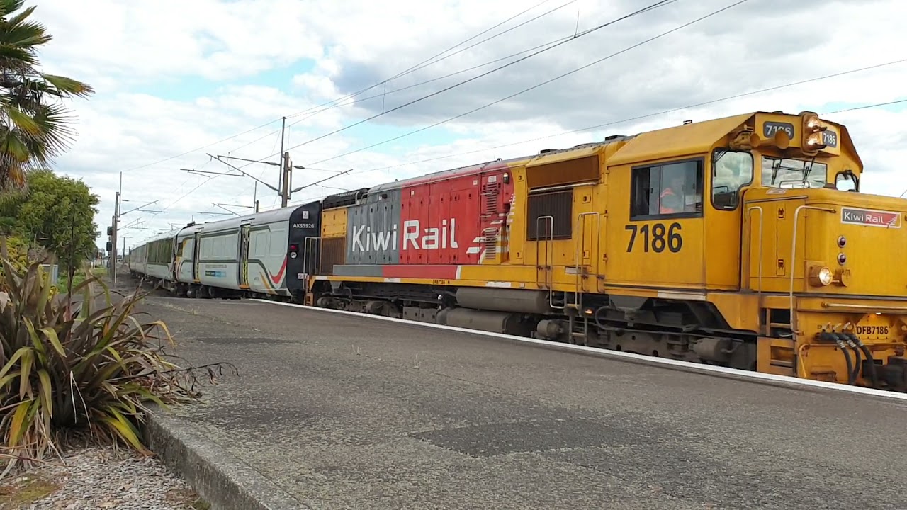 Northern Explorer train, New Zealand Railway, Hamilton, DFB7186
