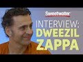 Capture de la vidéo Dweezil Zappa Interviewed By Sweetwater
