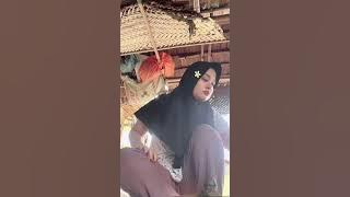 Jilbab pamer paha Bunda cantik sedang mengolah kerupuk dari bahan baku jilbab live hot