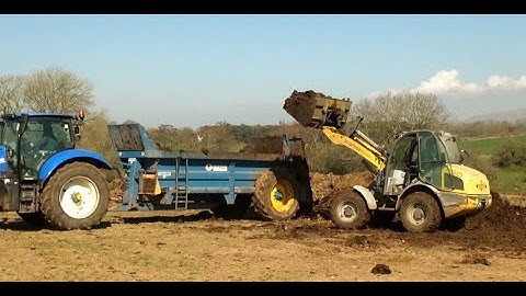 Muck Loading with Kramer and Spreading with New Holland and Bunning.