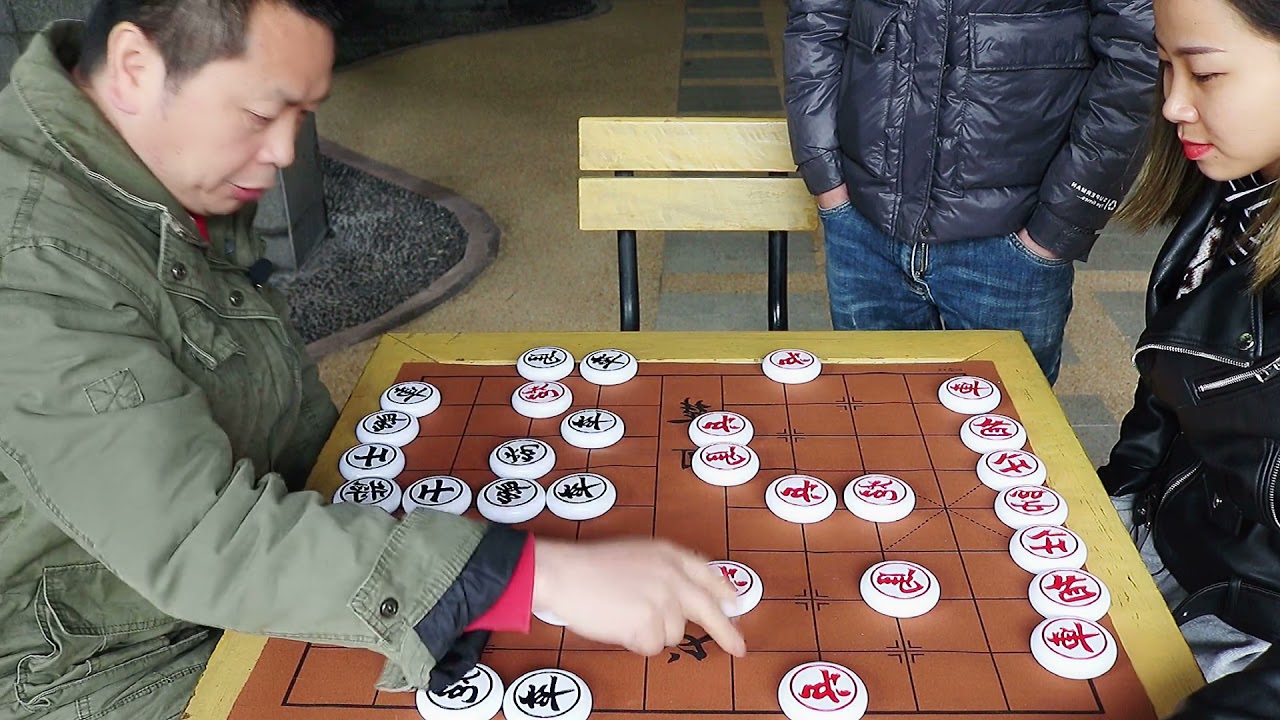 大娘真是贤内助，眼看大爷要输，电话助其脱困体面下场