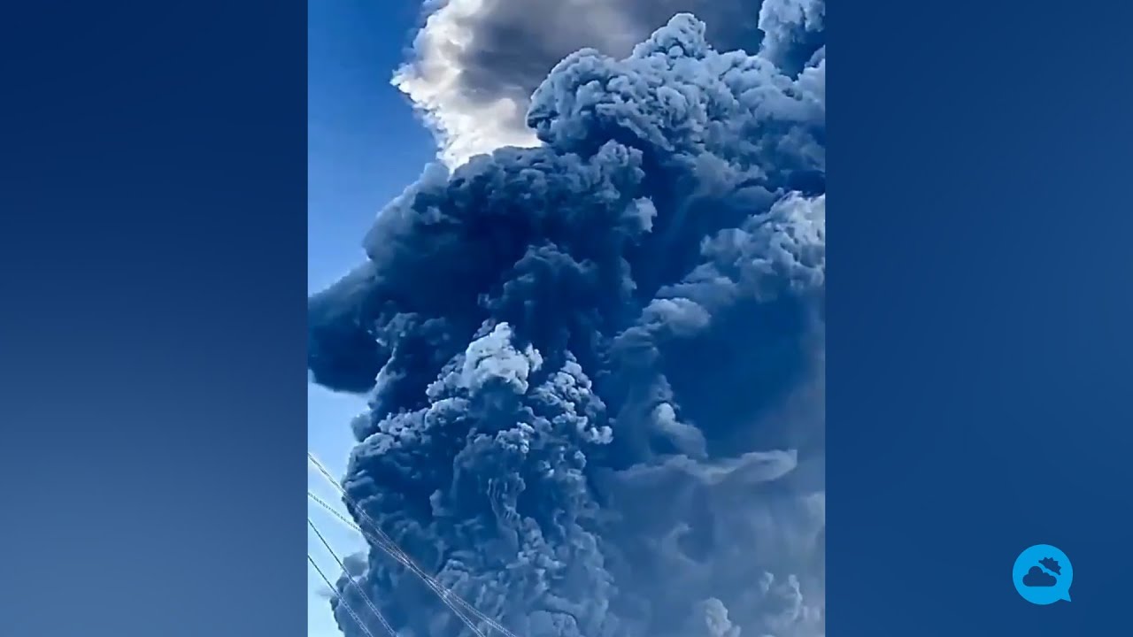 Вулкан Ла Суфриер в фазе взрывного извержения