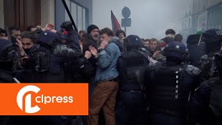 Manif retraites : les CRS dispersent et les députés LFI rentrent dans la nasse (14 avril 2023 Paris)