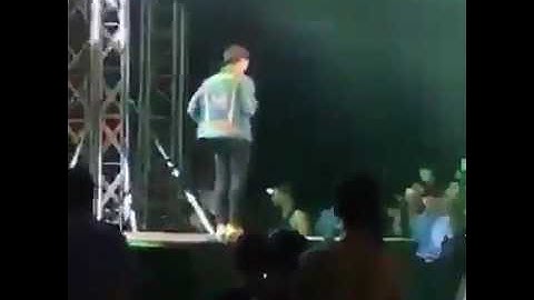 Phản ứng của Sơn Tùng M-TP khi bị ném đồ vật lên sân khấu lúc đang diễn