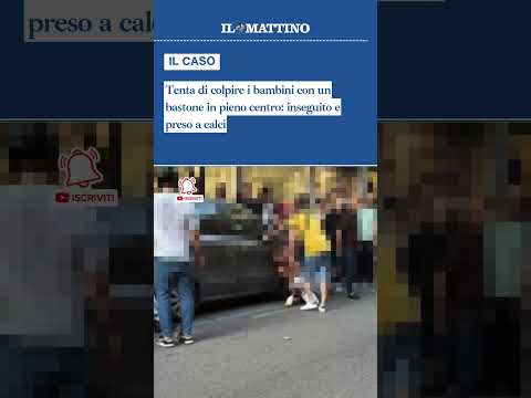 Video Tenta di colpire i bambini con un bastone in pieno centro: inseguito e preso a calci