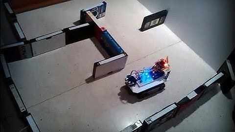Robot Arduino recorriendo un laberinto sencillo