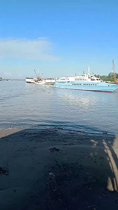 pagi ini kita mengantar saudara kita ke pelabuhan. Tanjung pandan. Belitung