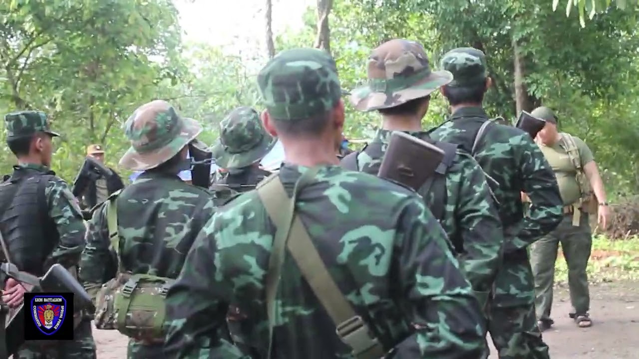 Before they head out to the frontline , their General gives them a pet