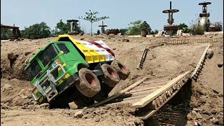 kecelakaan Truk Pasir Jatuh Dari Jembatan Kayu, Mobil Truk Terguling