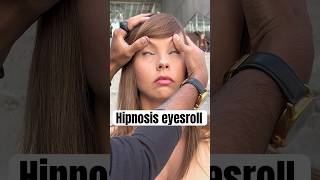 Chica hipnotizada queda pegada por sugestión #hipnosis #humor #hipnotista #trance #chica #eyesroll