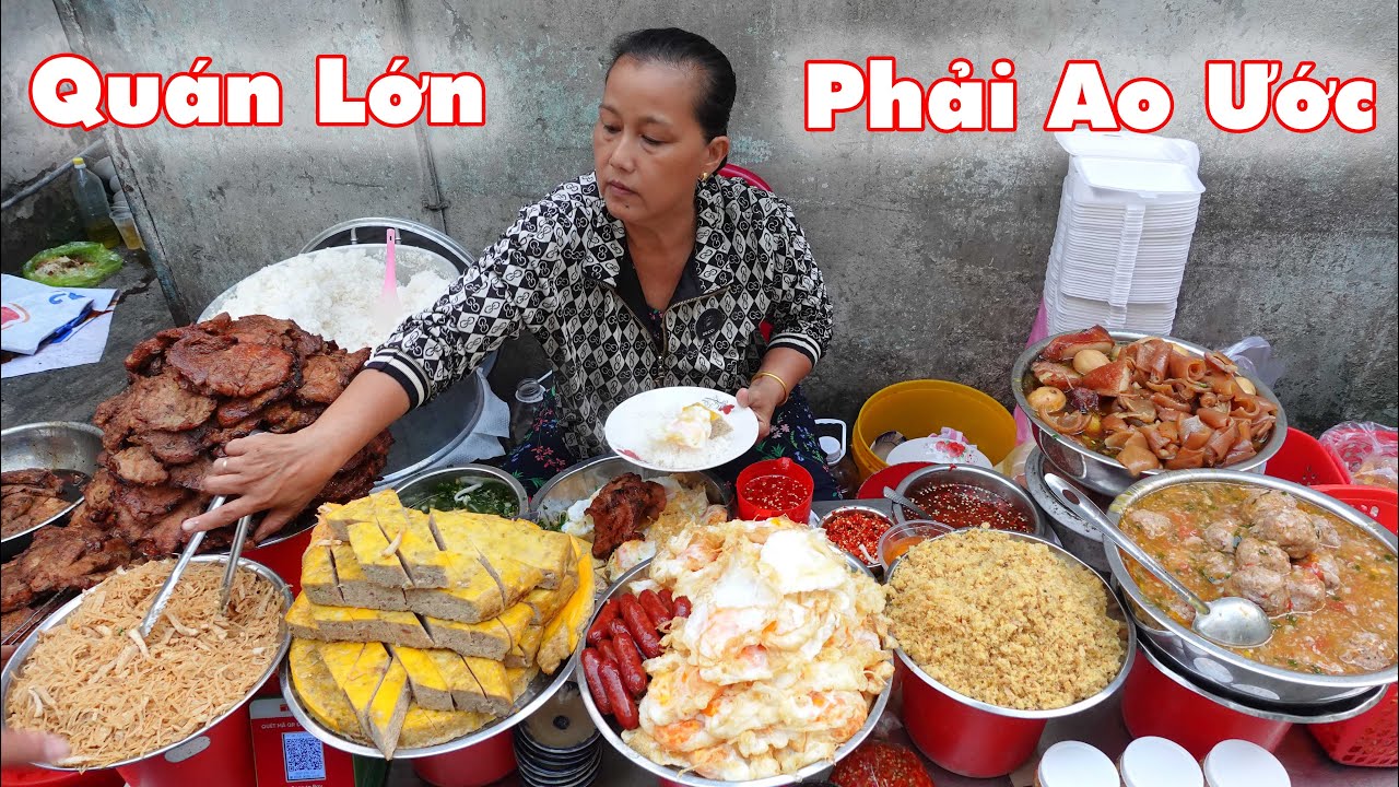 Quầy cơm tấm không bảng hiệu dọn giữa trời nhưng nhiều quán lớn phải ao ước vì khách đông bất ngờ