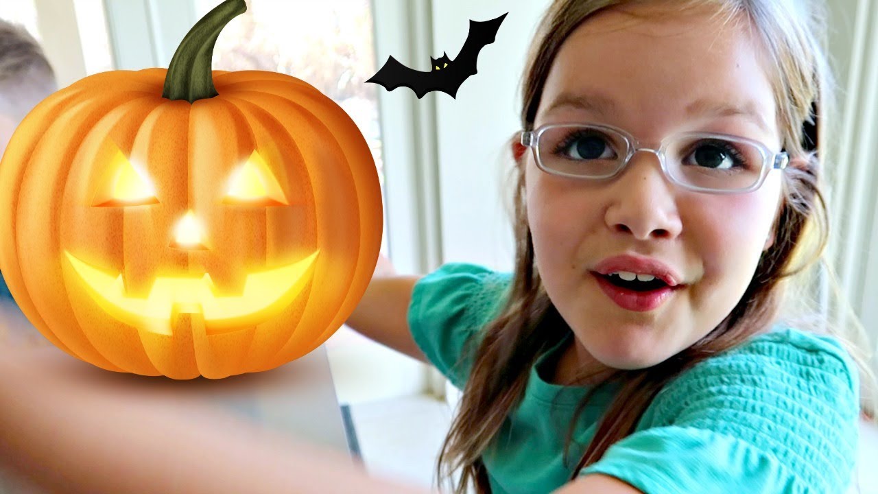 vlogs in spanish 🎃HALLOWEEN - What should we be?!