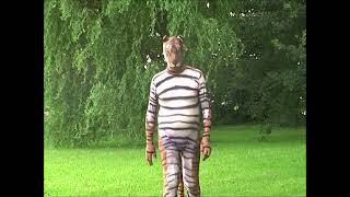 Morphsuit im Garten 33