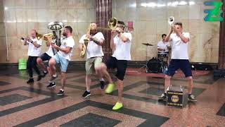 Brevis Brass Band духовой оркестр. Музыка в метро Курская | Звуки Улиц #17