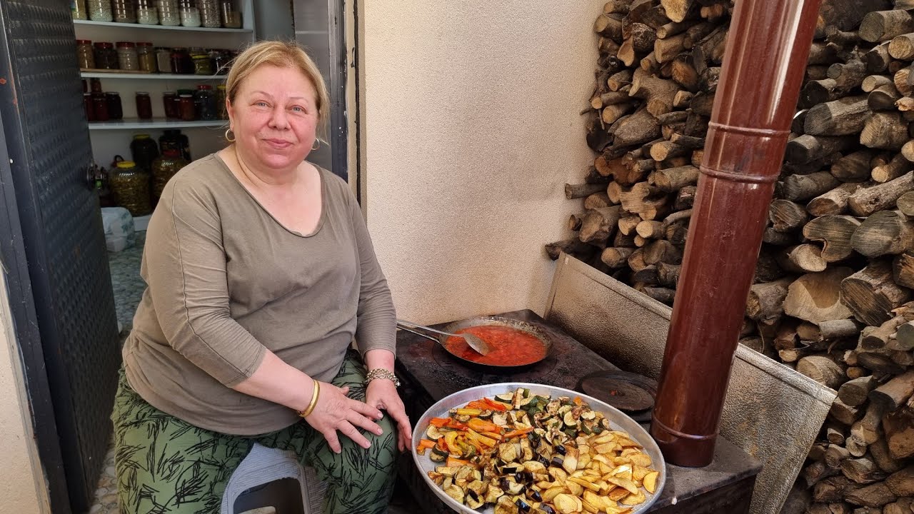 Köy evimde, kızartma yaptım. Patates nasıl yumuşamadan kızarır. Turşularım nasıl hala ilk gün gibi.