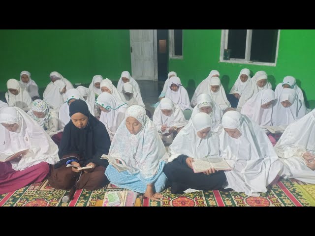 PEMBACAAN AL-BARZANJI OLEH SANTRIWATI PONTREN DARUL ULUM NW class=