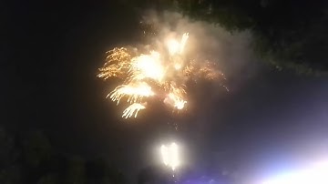 bắn pháo hoa rực rỡ sắc màu luôn