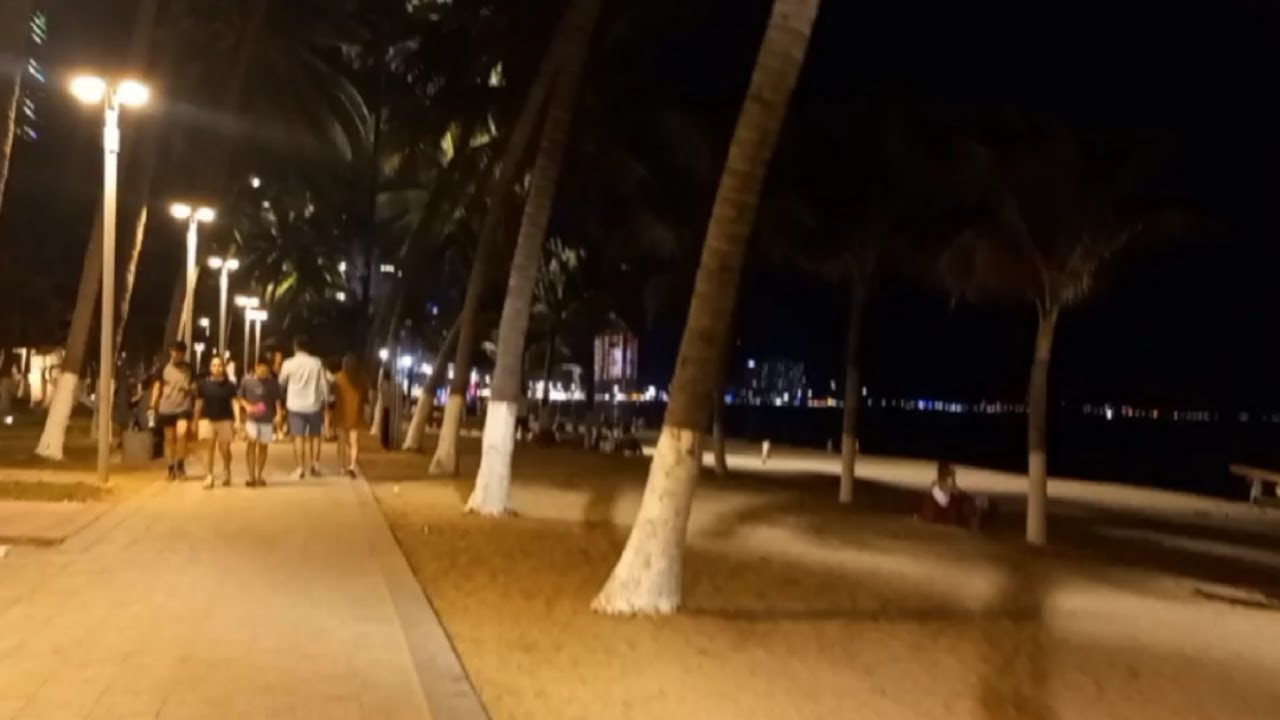 Công viên biển Nha Trang buổi tối rất đông vui