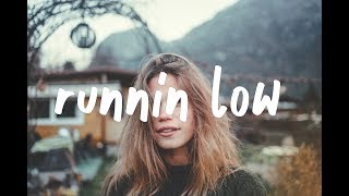 Miniatura de vídeo de "blackbear - runnin low"