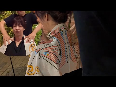 【肩もみ】良い感じのコリ！肩と首の凝りに効く〜🤣可愛いお姉さんに肩もみマッサージ/Japan street massage