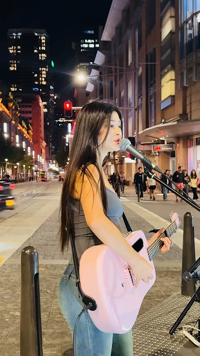 AMAZING busker sings ‘A Thousand Years’ by Christina Perri! #athousandyears #christinaperri
