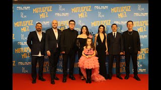 Ibrahim Buyukak ve Yasemin Sakallıoglu nun basrolunde oldugu Mutluyuz mu filmin