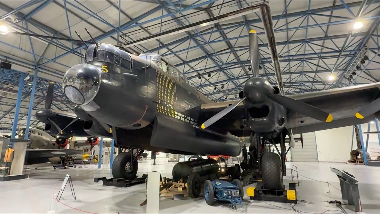 Avro Lancaster Mk I bomber with view of the bomb bay  – RAF Museum • 航空 • 戦中の航空機開発