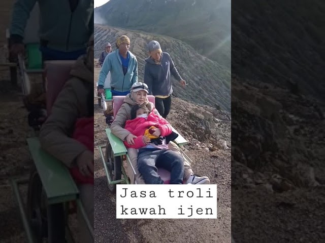 jasa troli kawah ijen memudahkan bagi anda untuk sampai ke puncak kawah ijen tanpa berjalan kaki😁😁 class=