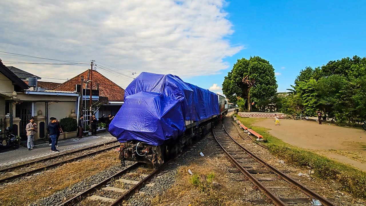 LOKO DAN GERBONG KORBAN TABRAKAN KA BRANTAS MASUK BENGKEL