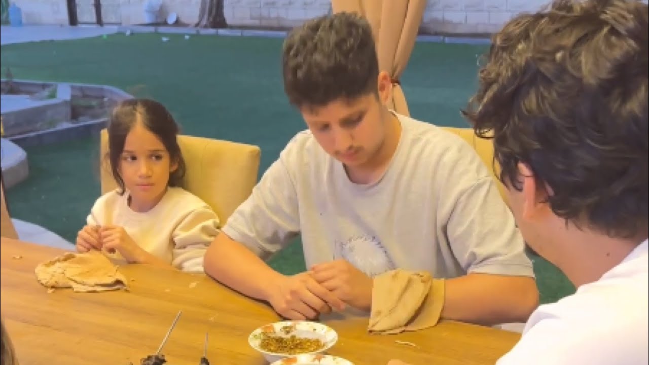 طفلة متكبرة رمت الطعام في وجه الطفله الفقيرة؟؟