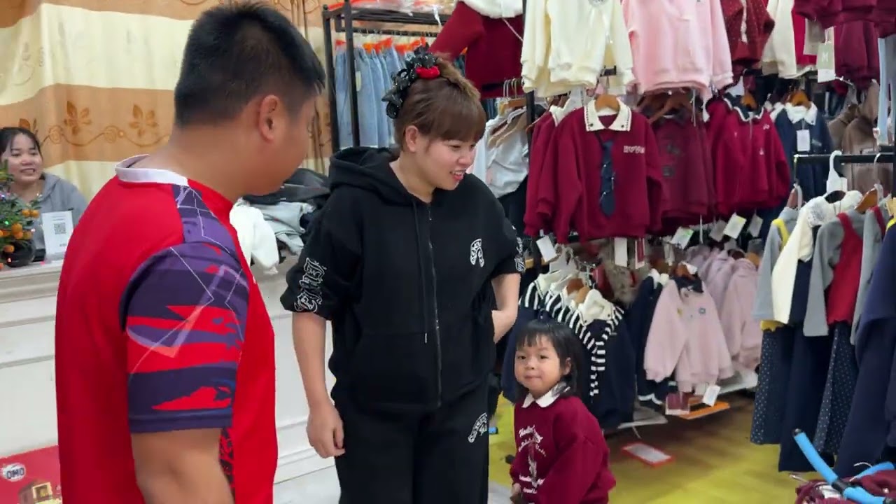 Anh Còi Thay Chị Sen Mua Quần Áo Tết Cho Các Cháu