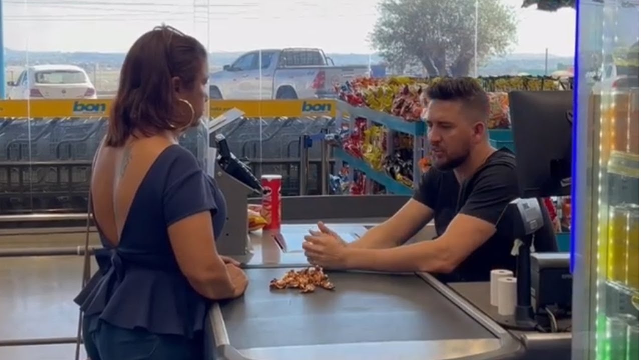 Ele nunca tinha troco, mas aprendeu a lição que aqui se faz e aqui se paga....